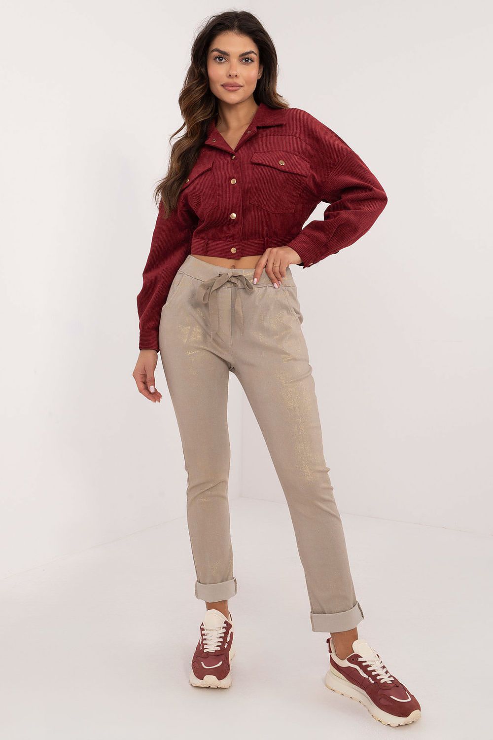 Pantalón Paula beige con lazada en la cintura y bajo vuelto · vista frontal
