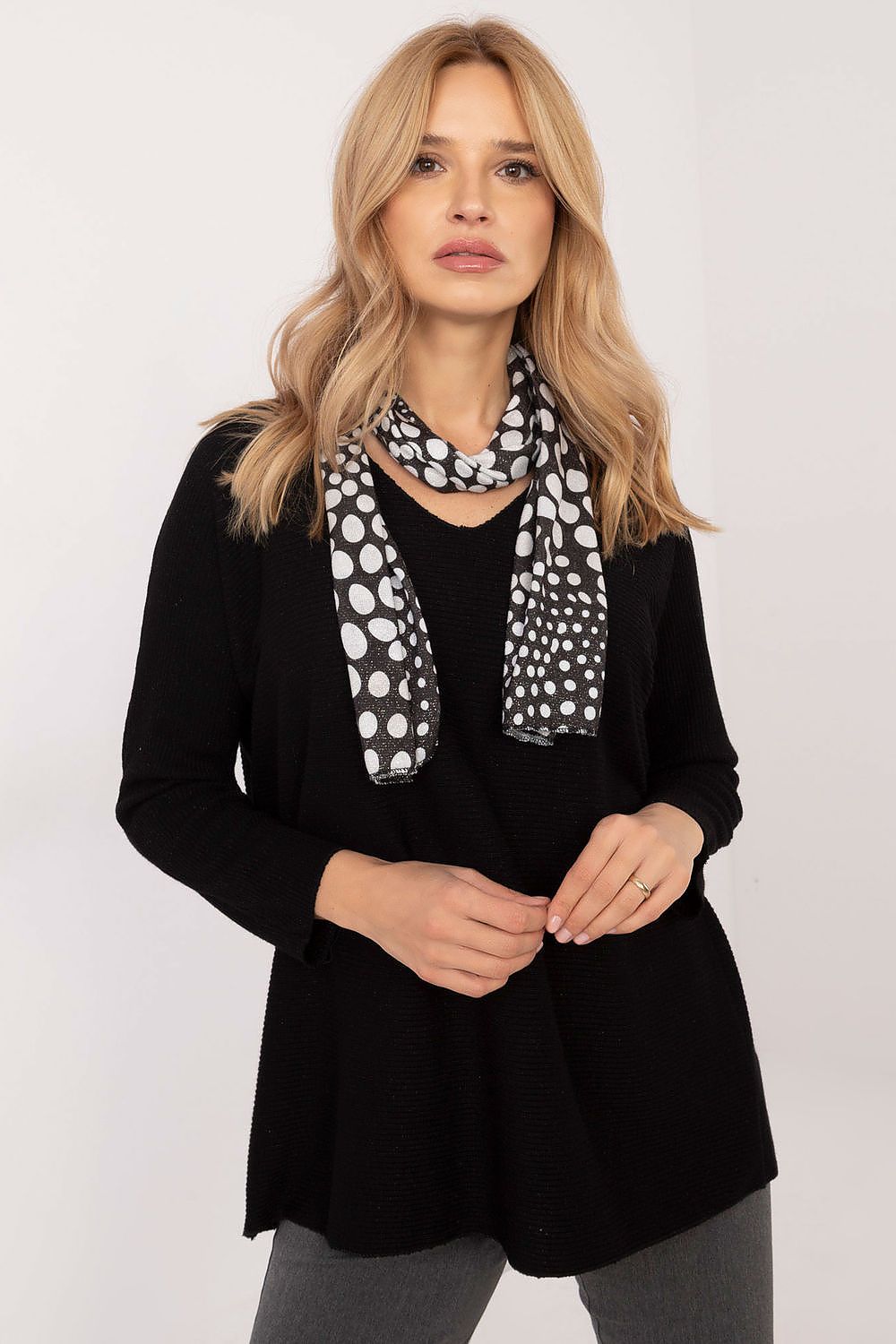 Jersey Nora negro de canalé con escote en V y pañuelo de lunares
