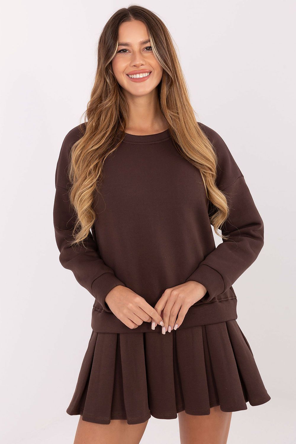 Fotografía auténtica del proveedor: Vestido Lucía — Mini con falda plisada, color marrón
