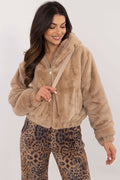 Chaqueta Vega de pelo sintético en tono camel, corta, con capucha y cremallera