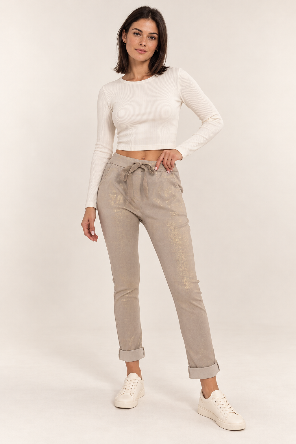 Pantalón Paula beige con lazada · imagen editorial creada con IA a partir de la prenda