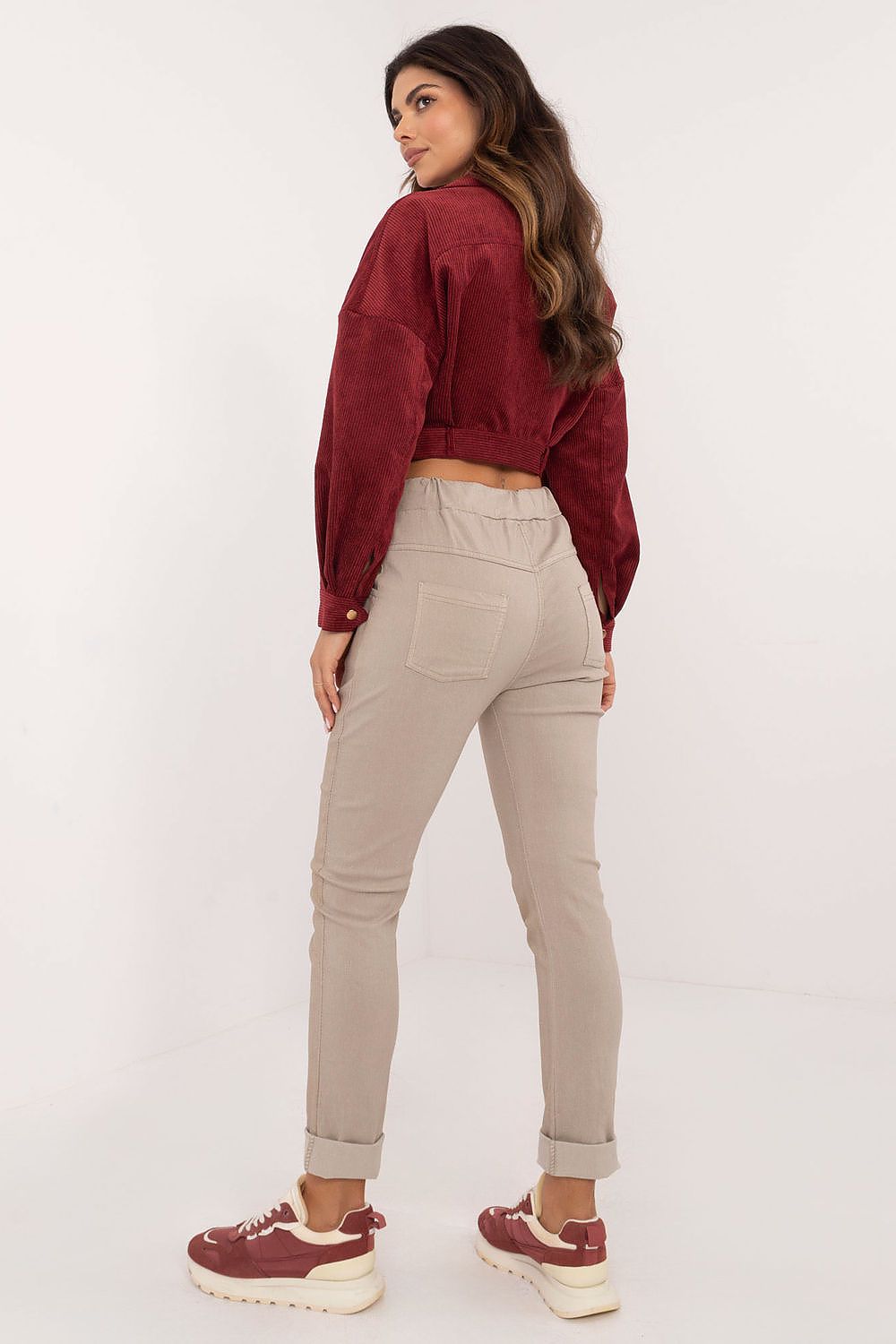 Pantalón Paula beige · vista de espalda con bolsillos de parche